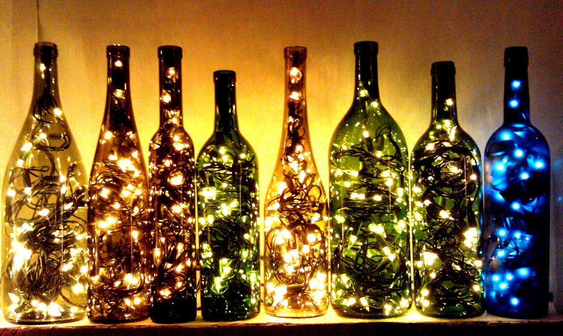 Veinipudelid jõulutuledega